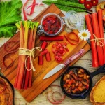 Ревінь: що це таке, користь, шкода та рецепти з румбамбару